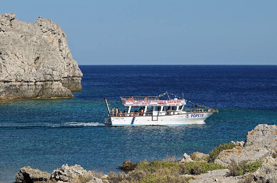 An earthquake raised Rhodes island. The line of erosion (on the rock to the left) shows the sea level before the earthquake. The rise is uneven in different parts of the island, usually several meters. [Ввласенко / CC BY-SA]Ввласенко / CC BY-SA (https://creativecommons.org/licenses/by-sa/3.0)