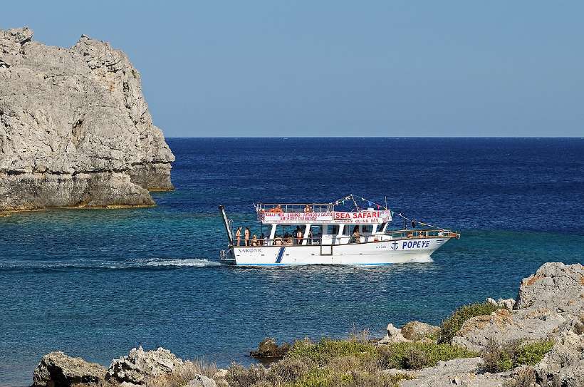 An earthquake raised Rhodes island. The line of erosion (on the rock to the left) shows the sea level before the earthquake. The rise is uneven in different parts of the island, usually several meters. [Ввласенко / CC BY-SA]Ввласенко / CC BY-SA (https://creativecommons.org/licenses/by-sa/3.0)