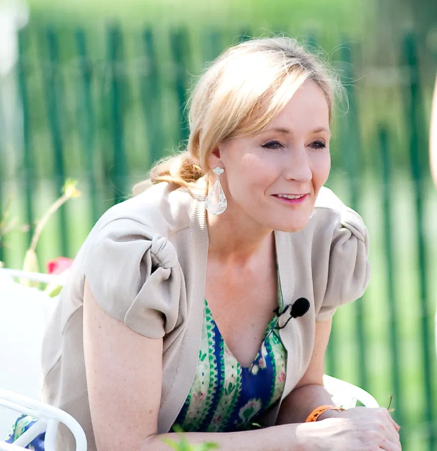 J.K. Rowling reads from Harry Potter and the Sorcerer's Stone at the Easter Egg Roll at the White House in 2010 [Source : Daniel Ogren / CC BY](https://creativecommons.org/licenses/by/2.0) ]