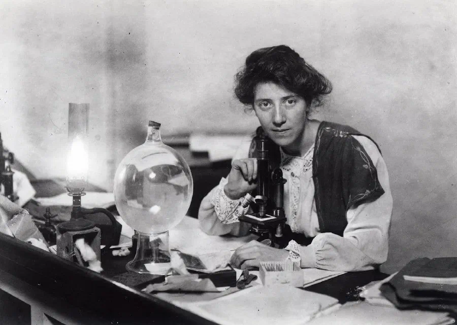 Stopes in her laboratory, 1904
