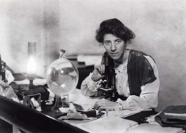 Stopes in her laboratory, 1904