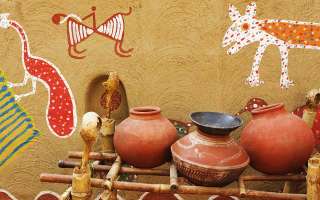 Why does water stay cool in earthen clay pots?