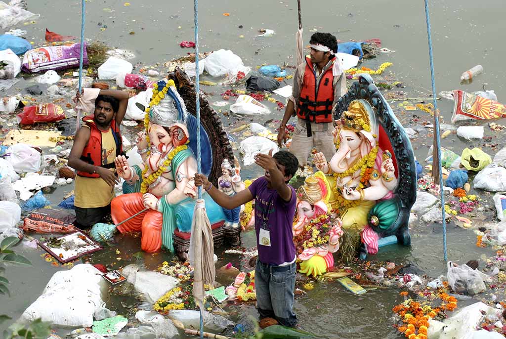 People use crane to lift Lord Ganesha idol for the traditional immersion during Hindu festival ganesh chathurthi (Hyderabad, India)